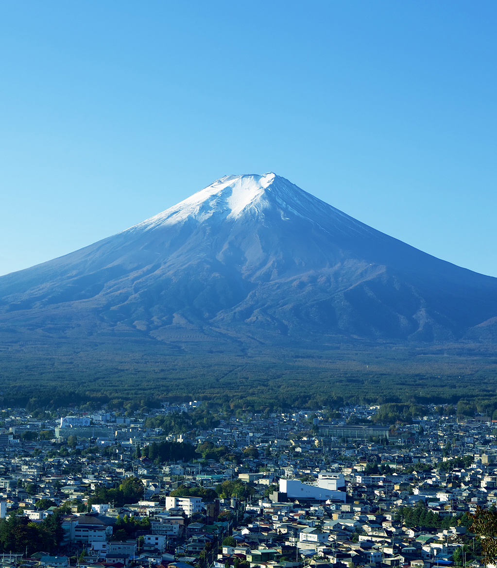 富士吉田市と富士山の写真